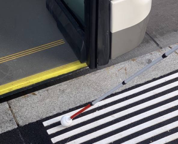 Langstocknutzer im Einstiegsbereich Bus